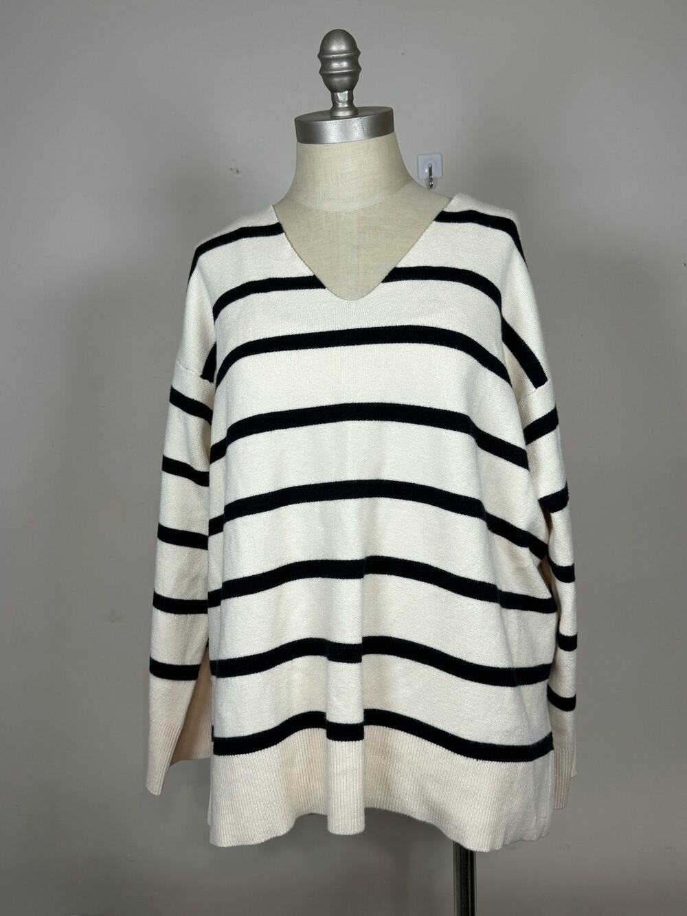 Vero Moda Curve Striped Sweater in Ecru Cream Black Women’s Size XL USED